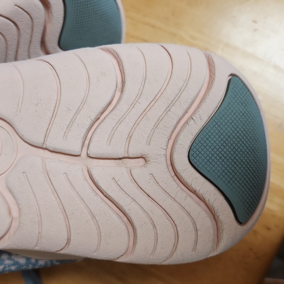 Easy Spirit x Denise Austin Flower Sneakers - Picture 9 of 9